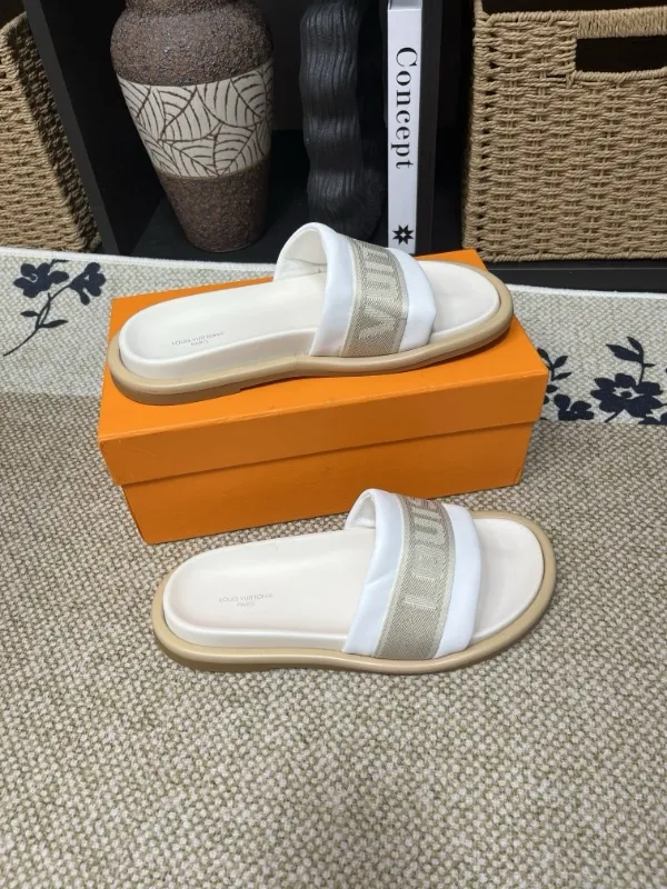 P320💰[New model] Long-term availability, 2025 new model, couple model [LOUlS VUlTTON] comes with drawer box, bag, card, invoice "Louis Vuitton ~ unique modern sandals. 》LV counter purchasing 🏃Men's and women's casual slippers, sold at the same time at the counter, the original old flower material upper is soft and comfortable, (refuses to discolor and rub the feet) sole: original factory special combination original sole, code number: 35--46 4 multiple colors 🉑️ to choose from